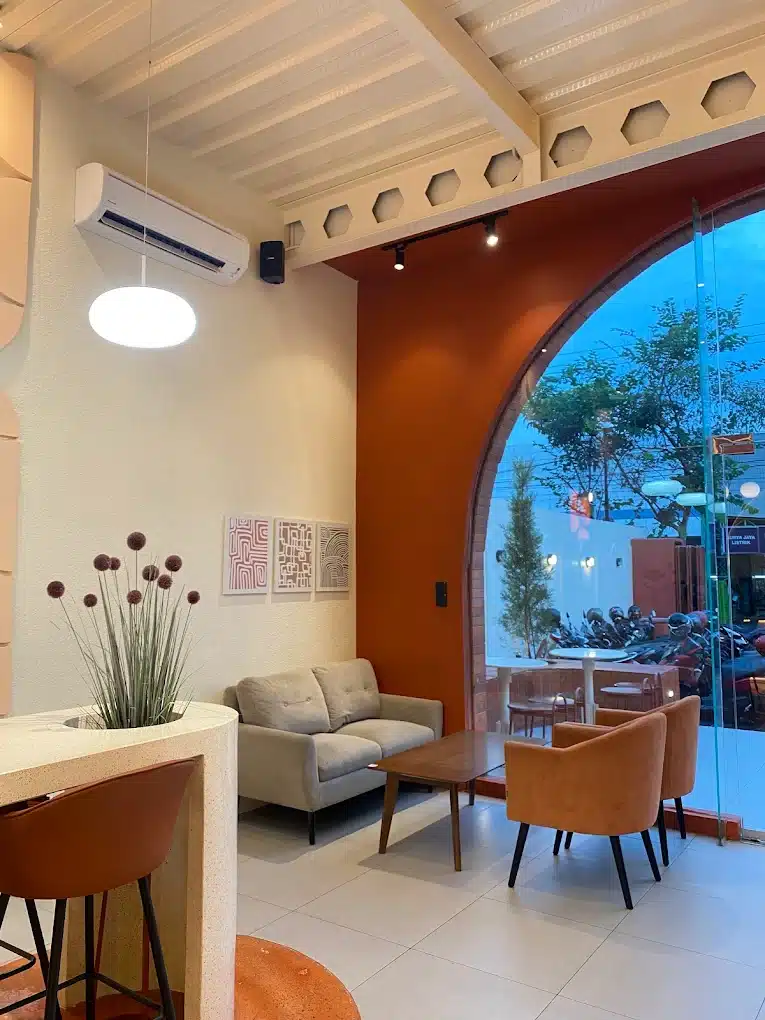 Racotta Coffee Space - Suasana interior yang cozy